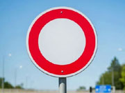 O significado da placa vermelha, com um círculo ao centro, usada no exterior! 